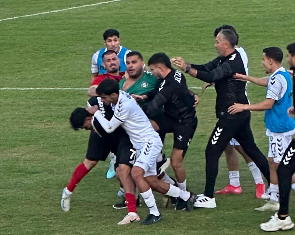 aigoszfh's tweet photo. @mynameisaltayli Olayların başlama anı Altay teknik ekibi ve sporcularının 70 numaralı yusufhan çalığı darp ettiği görüntü…@TFF_Orgg https://t.co/pjInW4F5dC
