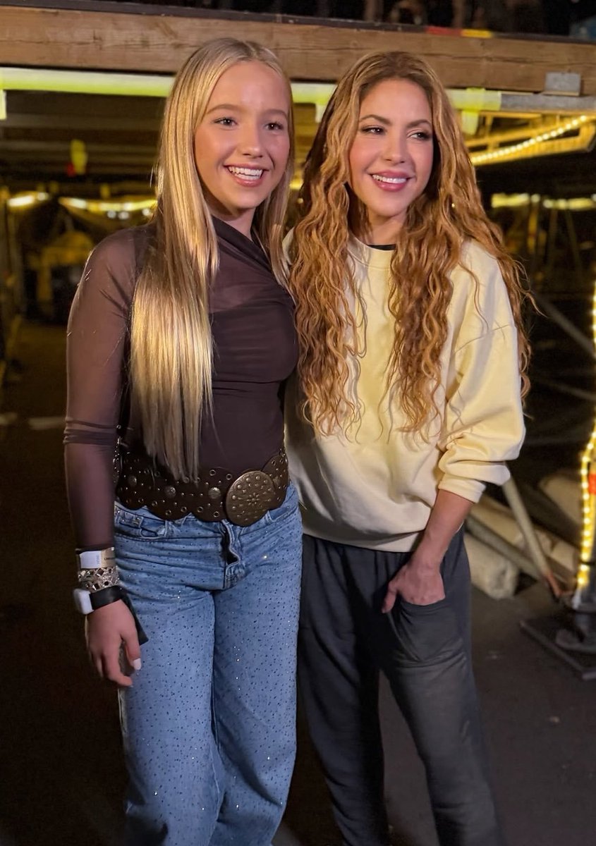 sweetycary's tweet photo. Shakira durante el backstage de su última fecha del tour en Madrid 😍 #shakira #shakiraenmadrid #eslatina https://t.co/mTbEI7pvpi