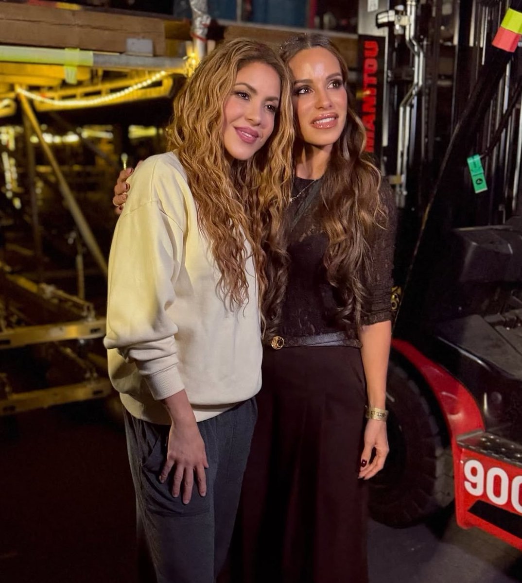 sweetycary's tweet photo. Shakira durante el backstage de su última fecha del tour en Madrid 😍 #shakira #shakiraenmadrid #eslatina https://t.co/mTbEI7pvpi