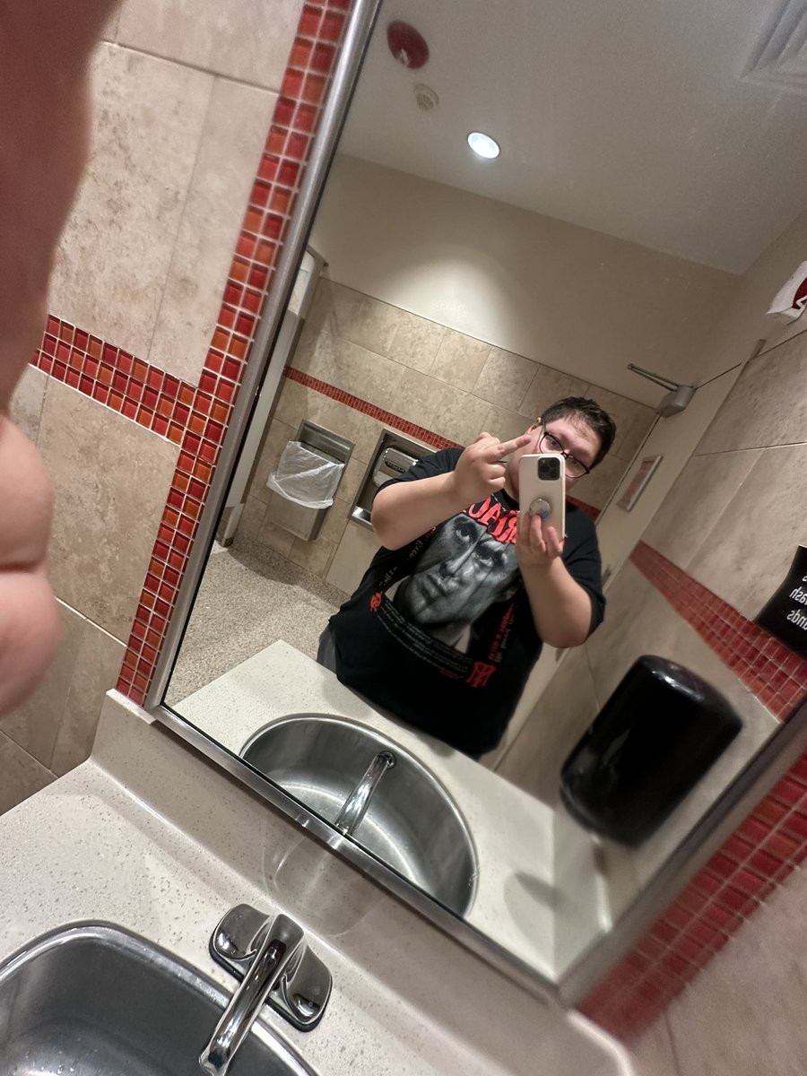 WHOAWRASSLING's tweet photo. MEET YOUR OOMF!!!! ♫•*¨*•.¸¸♪✧
• name: GIDEON
• sign: ♊️♉️♐️
• hobbies: reading, journaling, thrifting, watching films, photography
• birth flower: rose + honeysuckle 
• fav drink: chocolate peanut butter milkshake
• fav animal: dogs!
• comfort movie: fantastic mr. fox
