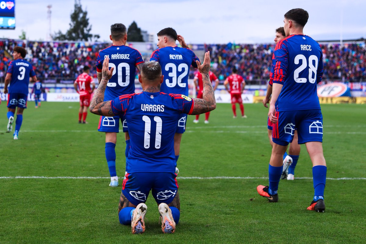 udechile's tweet photo. ¡Quién más que tú, Eduardo! ❤️‍🔥🤘🏼

#UdeChile 6️⃣-0️⃣ #Ñublense
#VamosLaU 🔵🔴 https://t.co/dgLHQSfWzt