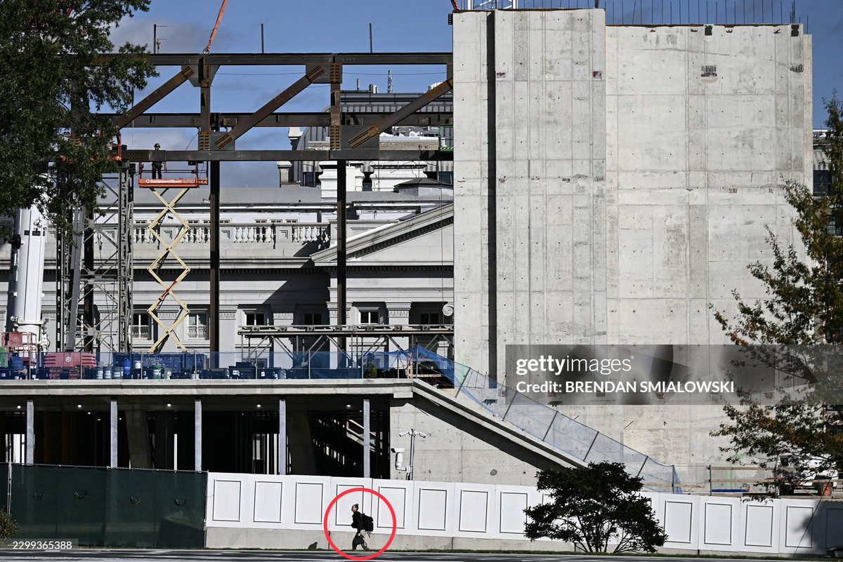 Seerupy's tweet photo. Closer images from today (October 12th) of the new steel frames that appear to have been set up over the last few days.

The 3rd image shows the massive scale of the project as someone walks by, and reveals the new frames have been set up all the way across, from back to front. https://t.co/gJVIxWzDDL