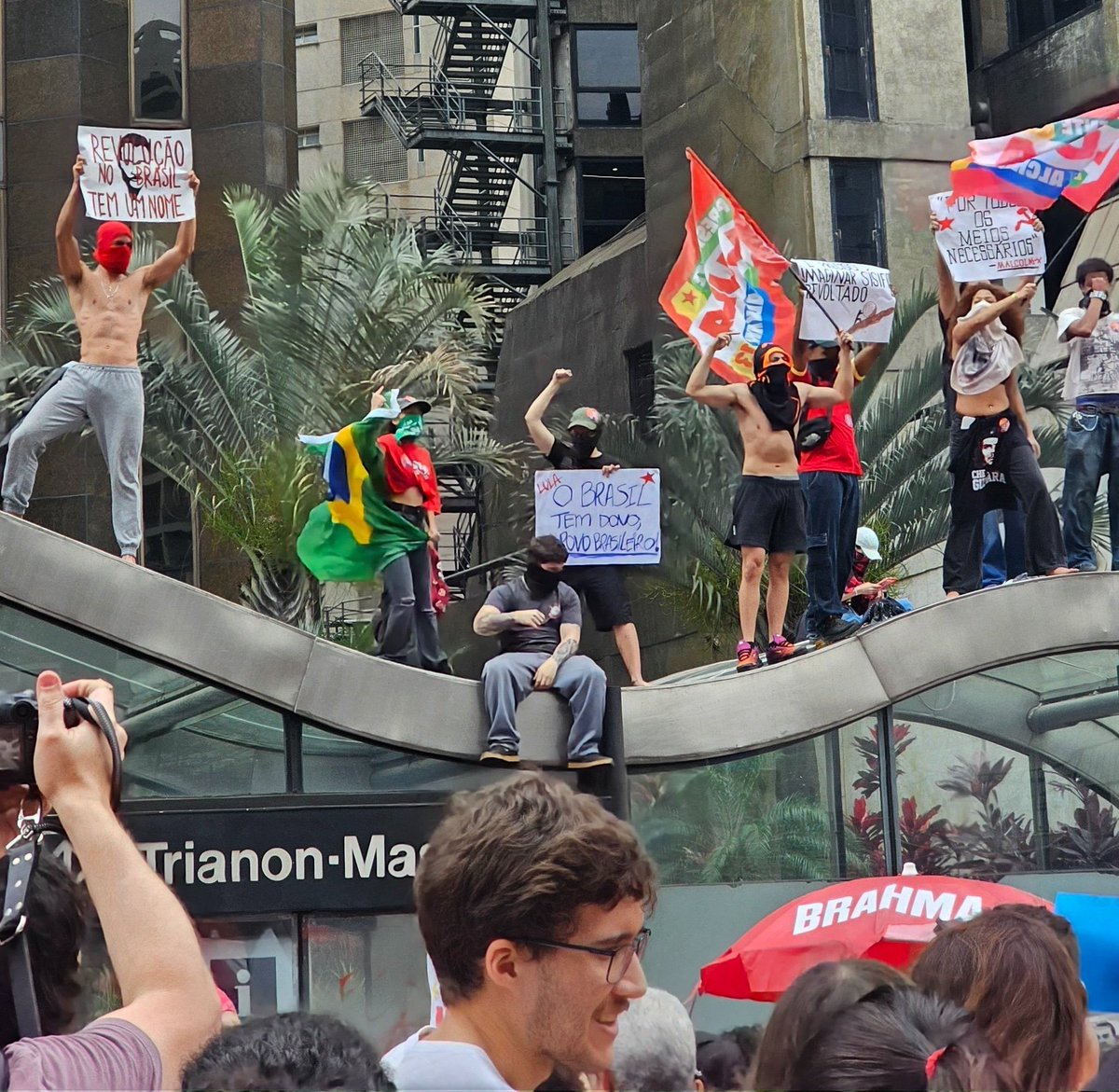TumultoBR's tweet photo. O antifa VALENTÃO de playground, não aguentou o tranco e deletou suas redes sociais. 
O cara é brabo, hein!! https://t.co/QdFjRoYjrb