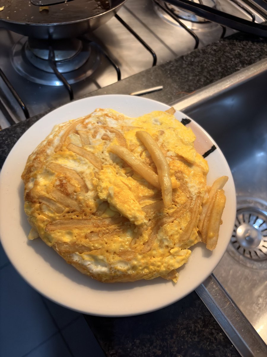 gordopornazo's tweet photo. Acabo de hacerme una tortilla con las papas que me olvide de comerme ayer https://t.co/5mdTA03Own