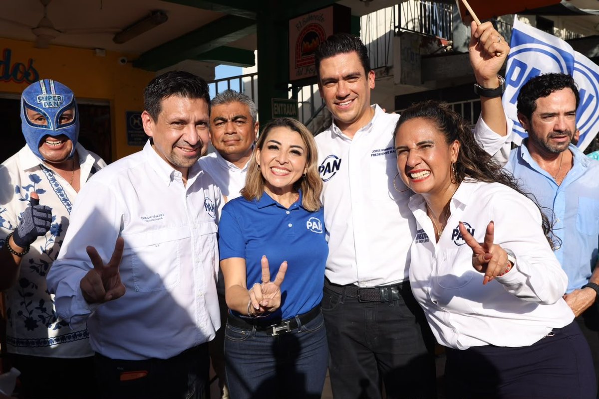 JorgeRoHe's tweet photo. ¡El PAN está en las calles de Playa del Carmen! 🇲🇽💙

Compartimos nuestras propuestas y el compromiso de @AccionNacional con las familias mexicanas. Seguiremos recorriendo cada rincón del país para llevar soluciones y defender lo que más importa: la Patria, la Familia y la Libertad.

#DefendamosMéxico