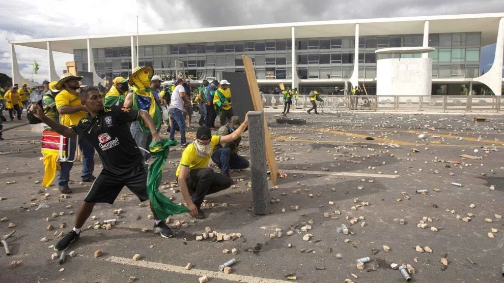 chuletodes's tweet photo. nao estarei tolerando qualquer mimimi sobre o “vandalismo” da manifestação de ontem https://t.co/TgwV1gludW