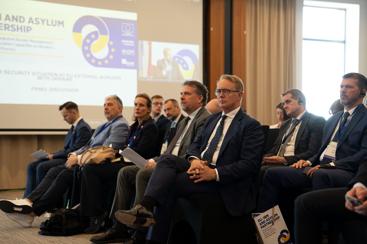 EUAM_Ukraine's tweet photo. Ukraine’s borders are frontlines in keeping the country connected despite war.
At the EU4IBM &amp; Asylum Partnership launch, EUAM Head @ctaylor_EUAM highlighted three priorities:
- Keep Ukraine connected
- Support its EU future
- Learn from each other to strengthen 🇺🇦and🇪🇺security https://t.co/hOFPSRyWa0
