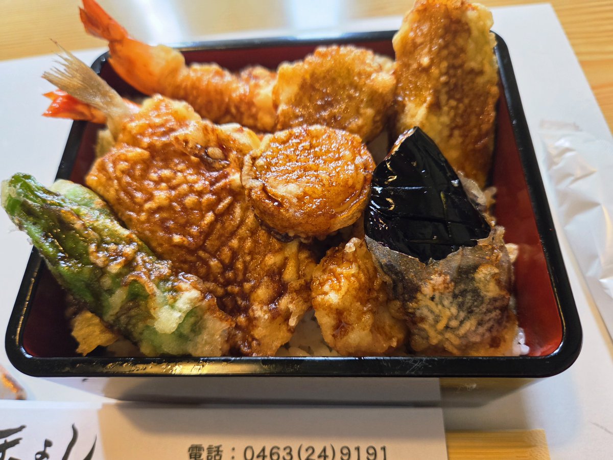 KY436580366647's tweet photo. 食欲の秋🍂黄金の衣をまとい、湯の中で踊る季節の恵み
#秋の味覚天重
#平塚市天よし❗ https://t.co/pATwMwZw6g