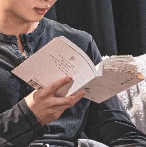 jooniefighting's tweet photo. *#RM 📖 책 정보

* 허송세월 _ 김훈

한국의 소설가 김훈의 신문집. 생과 사의 경계를 헤매고 돌아온 경험담, 전쟁의 야만성을 생활 속의 유머로 승화해 낸 도구에 얽힌 기억, 난세를 살면서도 푸르게 빛났던 역사의 청춘들, 인간 정서의 밑바닥에 고인 온갖 냄새에 이르기까지, 그의 치열한 ‘허송세월’을 담은 45편의 글이 실렸다.

🔗https://t.co/MSNEA0N2ol