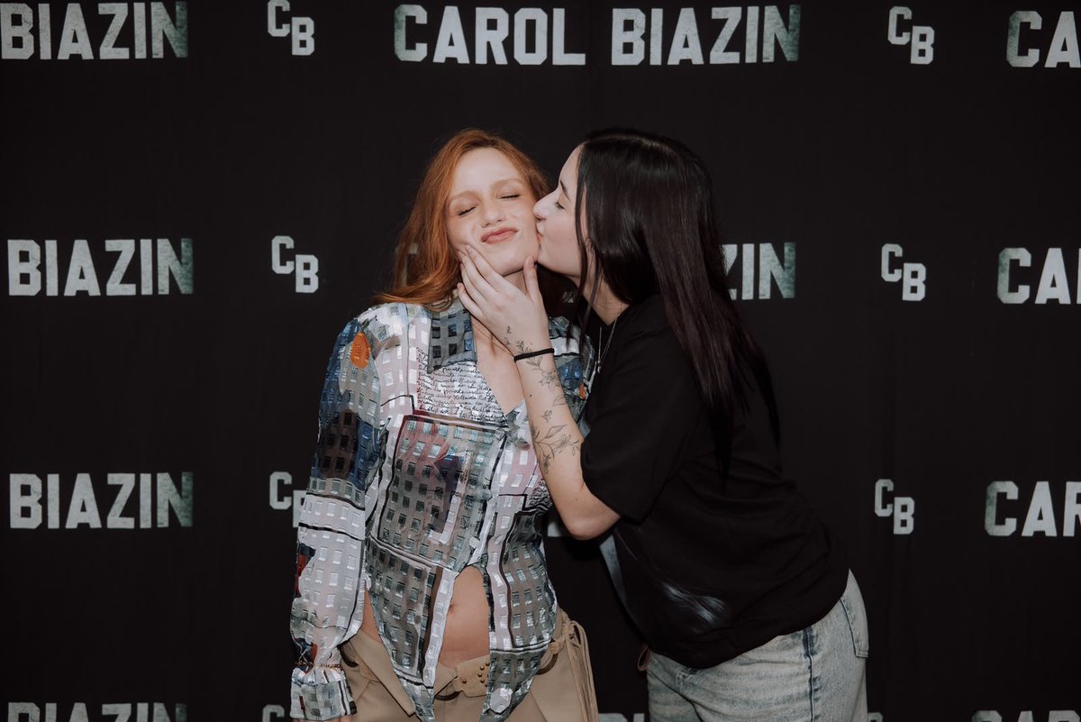 c4dar1's tweet photo. eu te amo tanto, obrigada por ser quem vocΓͺ Γ© nesse mundo π§‘
#carolbiazin #assumoosriscos #nemtaopoucoassim https://t.co/J4XUxHP4oc