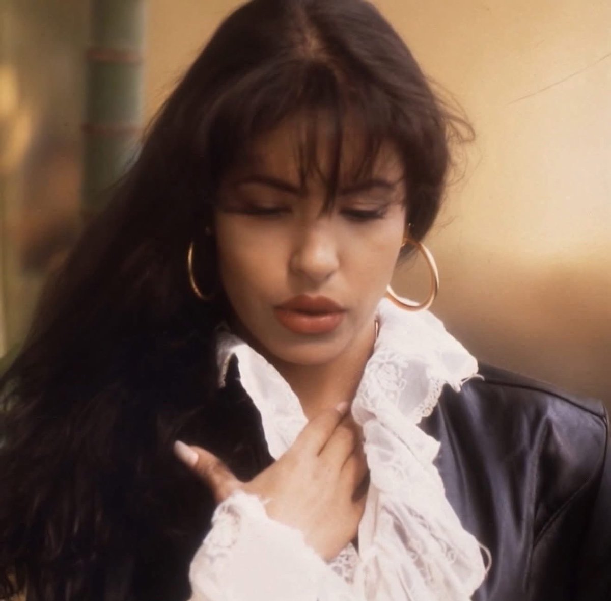 selenaqarchive's tweet photo. Outtake of Selena from the ‘Amor Prohibido’ photoshoot, 1994. https://t.co/WyFMZCXUFi
