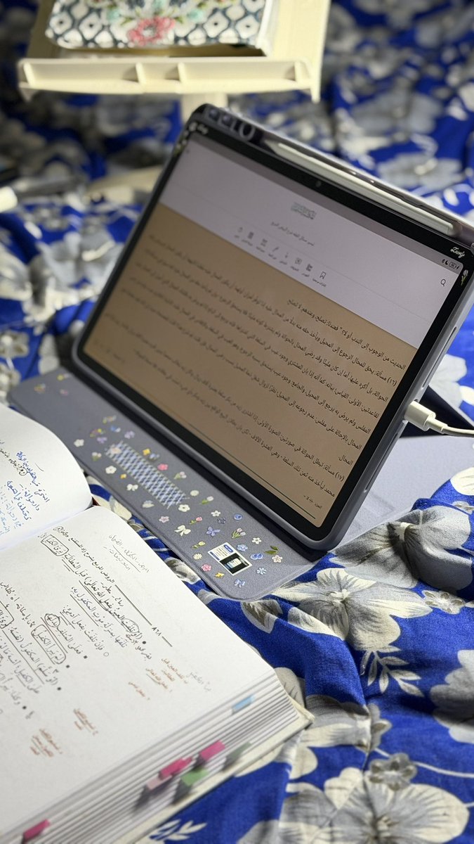 7at93's tweet photo. "هناك نعمةٌ خفيّة تُسمّى: —خارج دائرة المنافسة— أن تعيش دون أن يشغلك إثبات شيءٍ لأحد؛ فلا يهمّك أن تبدو الأجمل، أو الأغنى، أو الأكثر حظًا. تكتفي بما أنعم الله به عليك، وتسعى لتكون أفضل من نفسك بالأمس، لا أفضل من غيرك.
فحين تخرج من دائرة المنافسة، تدخل دائرة الطمأنينة، فالسعادة لا تولد من التفوق على الآخرين، بل من الرضا بما قسمه الله لك"