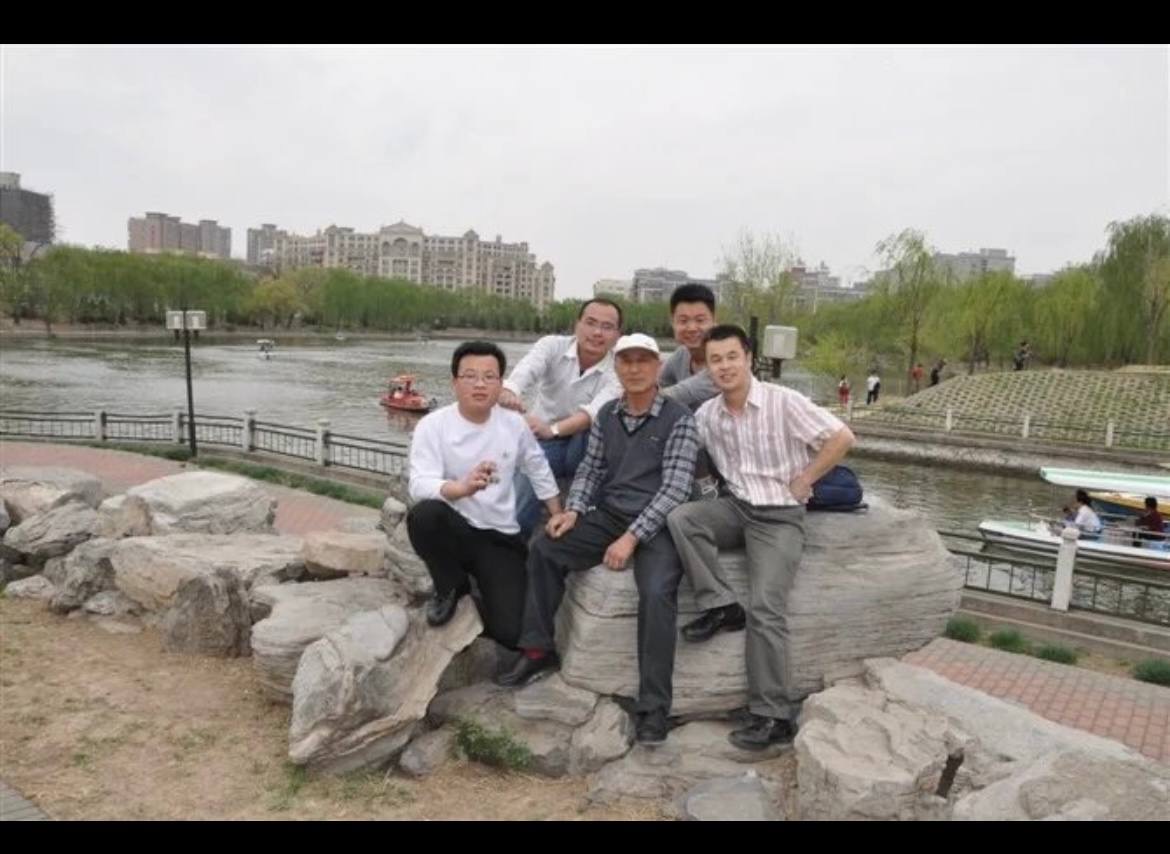 Suyutong's tweet photo. #四通桥四周年 #彭立发在哪里
四年前，他在那座桥，替那个国家中一个个具体的人，喊出他们的苦难、羞辱、真相、愿望……。
从此，他成了很多人的眼泪、爱、尊严。 https://t.co/Pg4TbjSqJZ