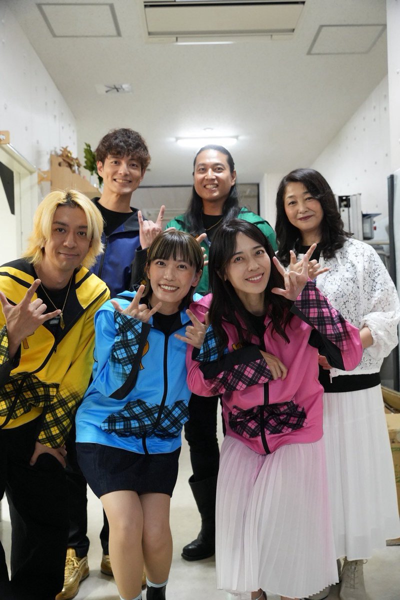 sumono_ura's tweet photo. 매직포스 보고 자란 여러분 15주년(2020) / 21주년(2026)에 가족들 집합한 사진 보여드릴게요(21주년때는 막내가 스케줄때문에 못옴) https://t.co/f7wzDVWiQx