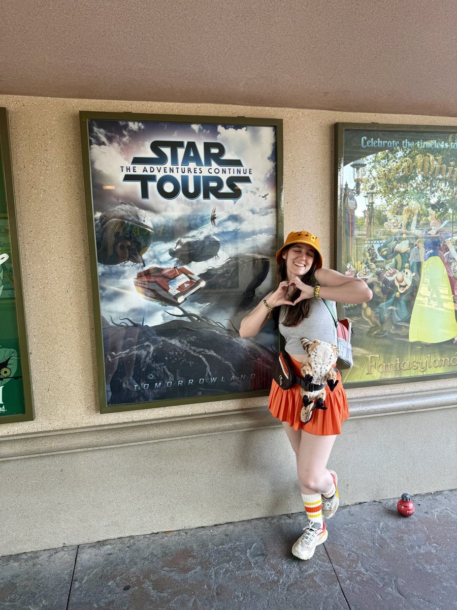 kyber_kat's tweet photo. girl who’s excited about ahsoka season 2 🧡💚 https://t.co/Kx8lDnd1s4