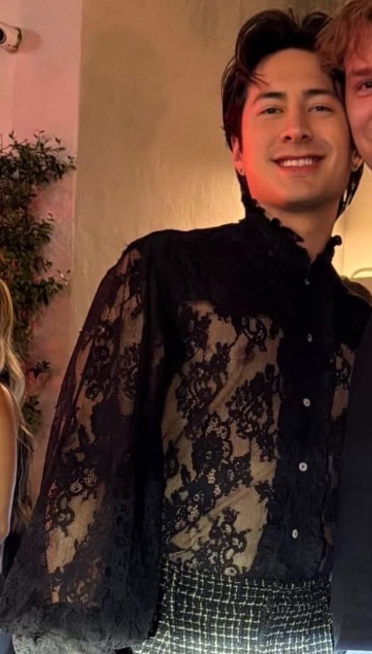 wendrryyyy's tweet photo. he really had his nipples out during the whole oscars wknd so slutty😭 https://t.co/Rhf16IxCJj