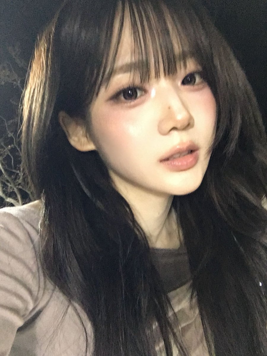 Seoyoeni's tweet photo. the night was quiet, so i decided to be a little loud with my face. ❤︎ a soft pout, a tiny wink, and bangs that refuse to behave. i believe every dark evening deserves a bit of sparkle, so i brought my own. do not blink too long, or you might miss the very best part. (..☻🧤) https://t.co/kkveWb4xms