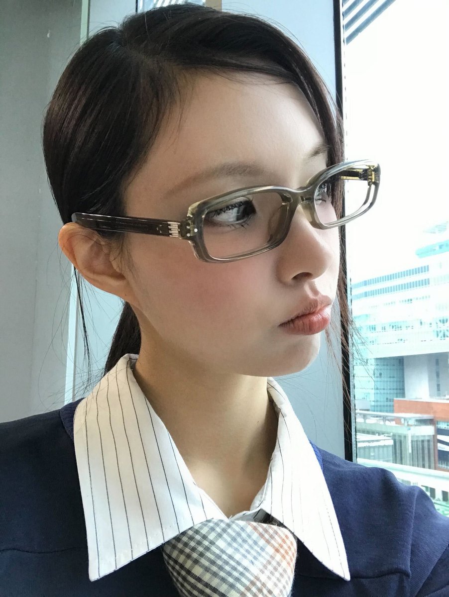 yuriiyunah's tweet photo. the category is: yunah in glasses https://t.co/I6V4A2Hxf8