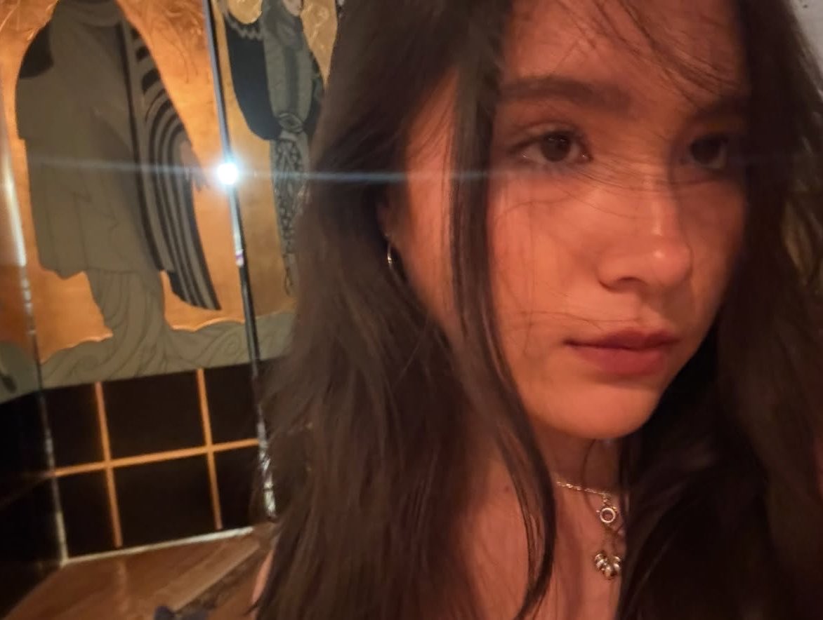 gagamloi's tweet photo. she’s so clairo’s song coded 😫😫😫😫 https://t.co/VkQhlg7BF9