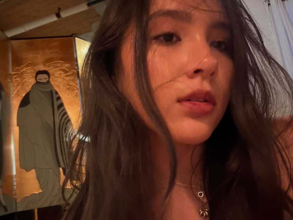 gagamloi's tweet photo. she’s so clairo’s song coded 😫😫😫😫 https://t.co/VkQhlg7BF9
