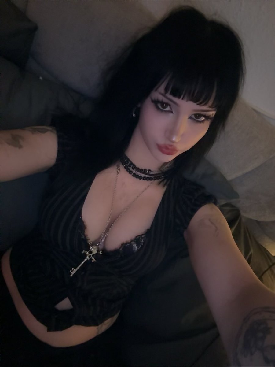maynoira's tweet photo. who want me? https://t.co/6QTlLH77SH