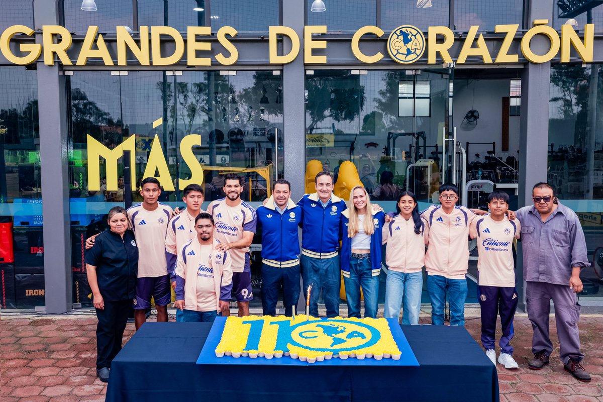 ClubAmerica's tweet photo. Como parte de la celebración de sus 110 años de historia, el Club América partió este día el emblemático pastel en las instalaciones de Coapa.
Directiva, jugadores y colaboradores de Grupo Águilas (Club América y Estadio Banorte) compartieron este momento para celebrar la grandeza de la institución.
📰 Lee la nota: https://t.co/jX4MXZb5P7
#110AñosDeAmérica 🦅