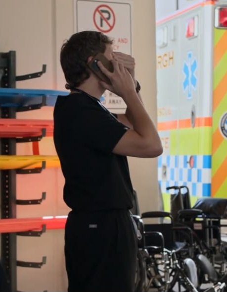 barantosgooner's tweet photo. D: "I've told u not to call me when im working"

B: "Cmon man, I need some extra cash. Any deliveries I can do?"

D: "U know I have nothing to do with transplant stuff."

B: "Ain't ur roommate's girl a surgeon? Ask her."

D: "I am NOT asking Garcia." https://t.co/4hEPwcrRrF