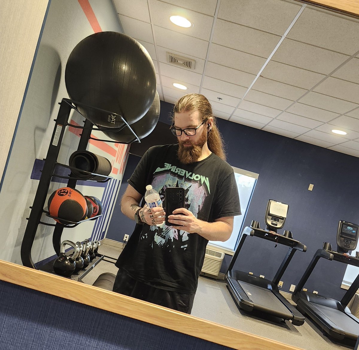 TheeOutsider420's tweet photo. Just back from the gym and feeling the urge to give some one else some pump 😏 #gym #nsfwtwt #hands #viens #altguy #workout https://t.co/lyysRwVwPt