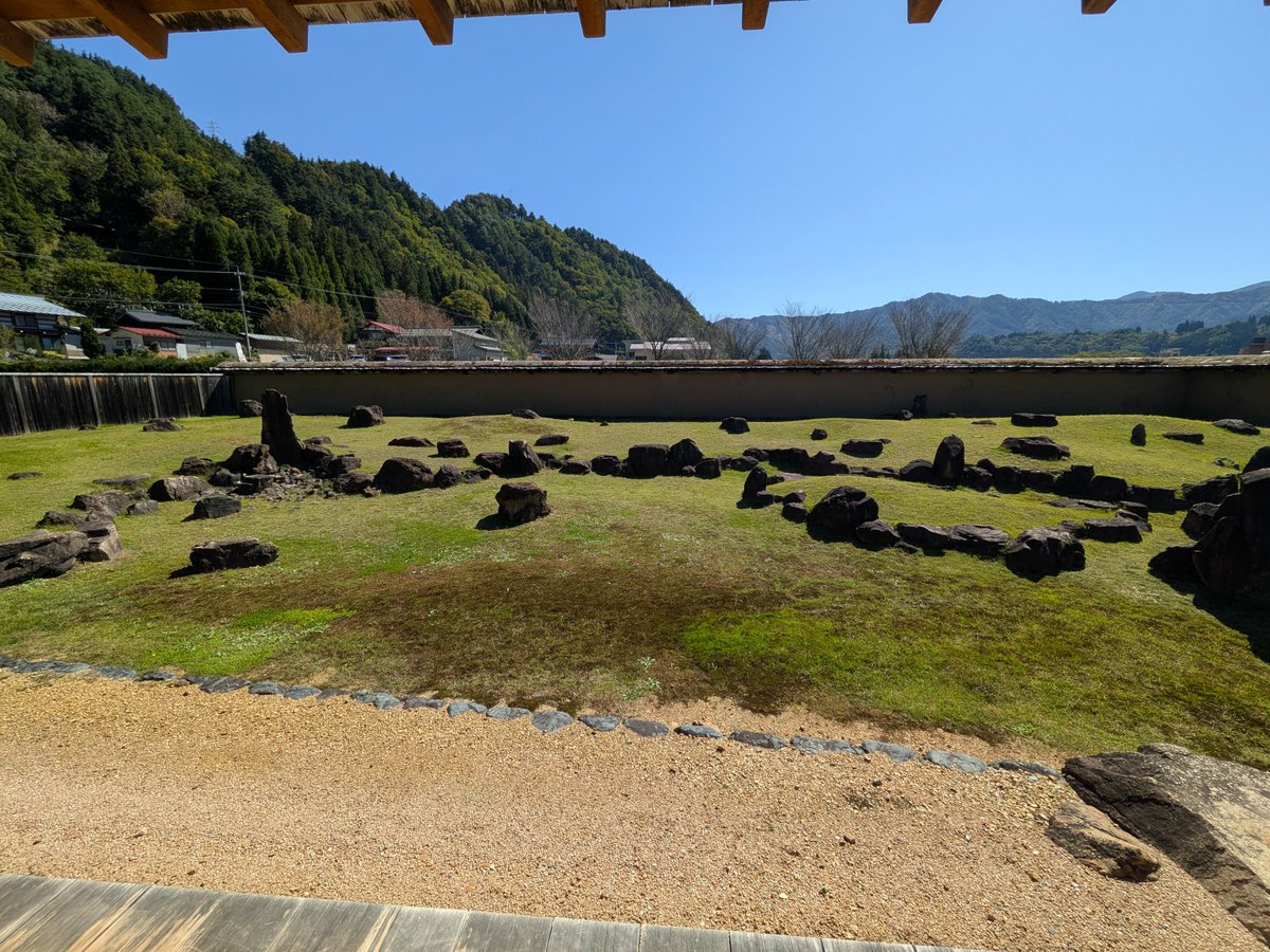 nariMTB's tweet photo. #4 飛騨研修
江馬氏館跡の主門前。
土塗りなど、文化財の空堀を補修するお手伝いを体験。
カミオカオクトーバーフェスト🍺 https://t.co/MRw0yovbrl