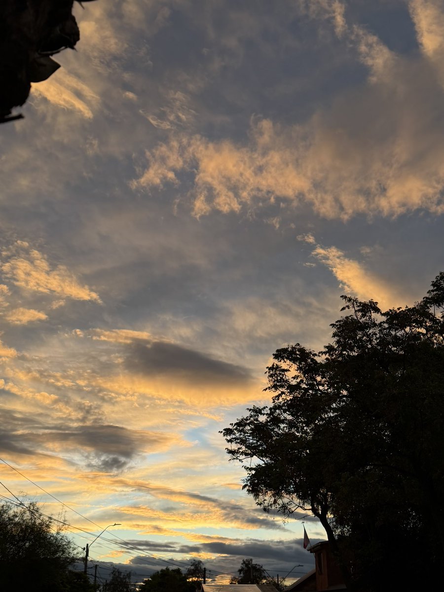 effiesoul's tweet photo. Jungkook más vale que saques tu cámara para captar este cielo Y LA CORDILLERA QUE ESTÁ NEVADA Y PRECIOSA !!! https://t.co/HxJtehW83t