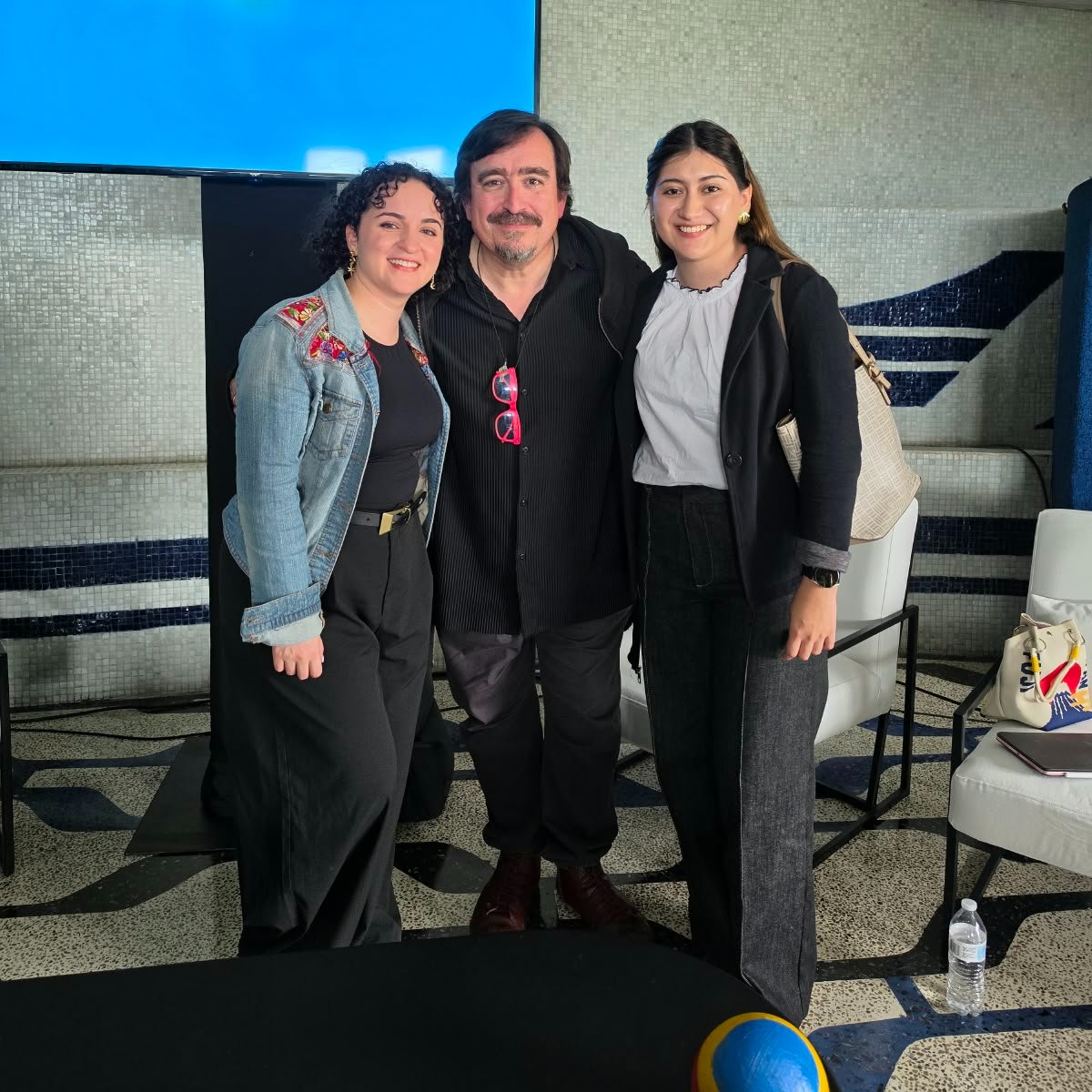 DialogosGuate's tweet photo. 📸 Guatemala recibió por primera vez a la comunidad de datos abiertos de América Latina y el Caribe, y en Diálogos fuimos parte de #AbrelatamConDatos2026.

🎙️ @Mamosha_pb, nuestra investigadora anticorrupción, habló sobre beneficiarios finales y compras del Estado. @mafeermarroquin, coordinadora de #BlombosLab, conversó sobre inteligencia artificial en los laboratorios de innovación pública.

🧭 El equipo de Diálogos participó en conversatorios y talleres y volvió con ideas, y posibilidades de colaborar con otros proyectos de toda la región.

🤝 Gracias a @ABRELATAM por seguir poniendo los datos y la  evidencia como prioridad para las decisiones públicas.