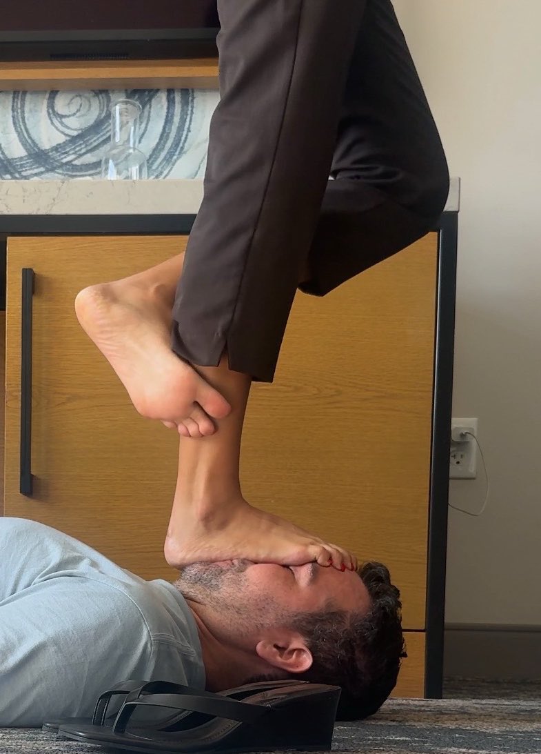 Princess_Enola's tweet photo. Sneak peek of @Soulcontrolx challenge… 👀
Let's just say his face made the perfect pedestal. 

Full video tomorrow. 😈 #facestanding https://t.co/19kKoMhlkl