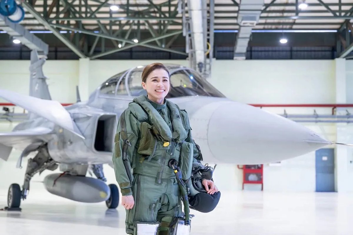 Thainews_PK's tweet photo. 【世界初！タイ王妃が戦闘機グリペンの単独飛行に成功】

スティダー王妃が、JAS 39 C「グリペン」で初の単独飛行に成功！

「戦闘機を操縦した世界初の王妃」として注目を集めている。

王妃はこれまでボーイング737などでも飛行経験を積み、全機種を合わせた総飛行時間は約1,188時間。

厳しい訓練を重ね、ついに戦闘機の単独飛行を実現した。

当日は国王も訓練を見守り、王妃を激励したという。

王妃の操縦技術が世界に知られるようになった出来事の一つが、国王夫妻によるブータンへの公式訪問。この際、国王が機長、王妃が副操縦士を務め、世界で最も離着陸が難しい空港の一つとされるパロ国際空港において、王室専用機を安全かつ見事に離着陸させた。

(Cr Thairath)