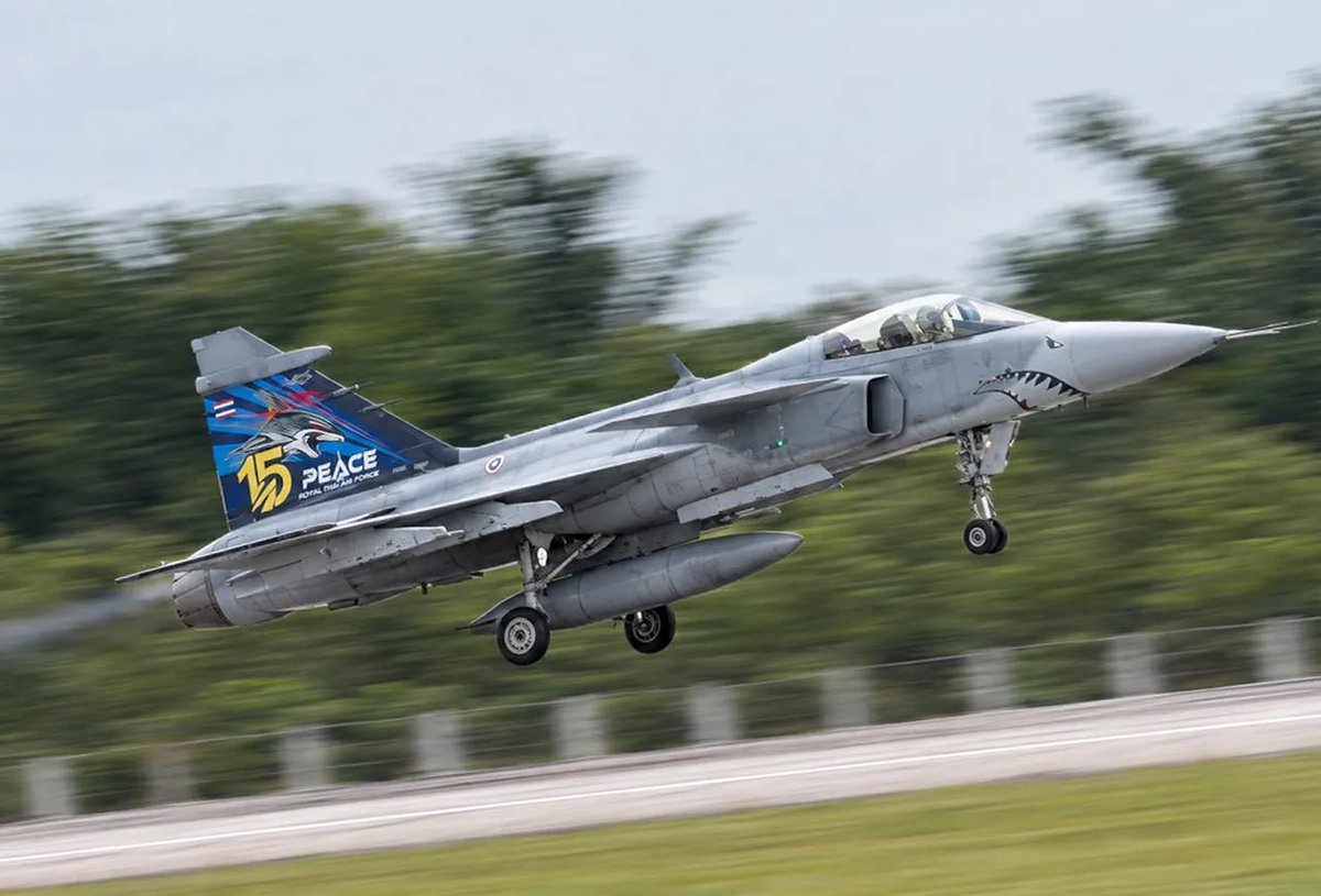 Thainews_PK's tweet photo. 【世界初！タイ王妃が戦闘機グリペンの単独飛行に成功】

スティダー王妃が、JAS 39 C「グリペン」で初の単独飛行に成功！

「戦闘機を操縦した世界初の王妃」として注目を集めている。

王妃はこれまでボーイング737などでも飛行経験を積み、全機種を合わせた総飛行時間は約1,188時間。

厳しい訓練を重ね、ついに戦闘機の単独飛行を実現した。

当日は国王も訓練を見守り、王妃を激励したという。

王妃の操縦技術が世界に知られるようになった出来事の一つが、国王夫妻によるブータンへの公式訪問。この際、国王が機長、王妃が副操縦士を務め、世界で最も離着陸が難しい空港の一つとされるパロ国際空港において、王室専用機を安全かつ見事に離着陸させた。

(Cr Thairath)