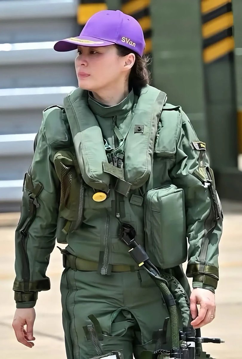 Thainews_PK's tweet photo. 【世界初！タイ王妃が戦闘機グリペンの単独飛行に成功】

スティダー王妃が、JAS 39 C「グリペン」で初の単独飛行に成功！

「戦闘機を操縦した世界初の王妃」として注目を集めている。

王妃はこれまでボーイング737などでも飛行経験を積み、全機種を合わせた総飛行時間は約1,188時間。

厳しい訓練を重ね、ついに戦闘機の単独飛行を実現した。

当日は国王も訓練を見守り、王妃を激励したという。

王妃の操縦技術が世界に知られるようになった出来事の一つが、国王夫妻によるブータンへの公式訪問。この際、国王が機長、王妃が副操縦士を務め、世界で最も離着陸が難しい空港の一つとされるパロ国際空港において、王室専用機を安全かつ見事に離着陸させた。

(Cr Thairath)