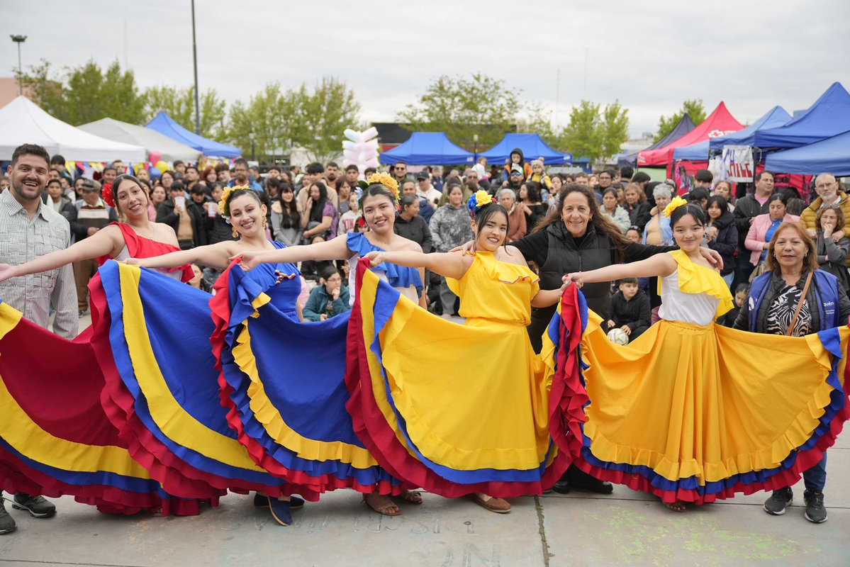 GiovanettL's tweet photo. Desde la @munineuquen celebramos el #DiaRespetoPorLaDiversidadCultural reconociendo la #Interculturalidad que nos representa e identifica, construyendo entre todos una ciudad de brazos abiertos para quienes buscan nuevas oportunidades !! 
@DDHH_RI_CI https://t.co/GQLoklYkD2