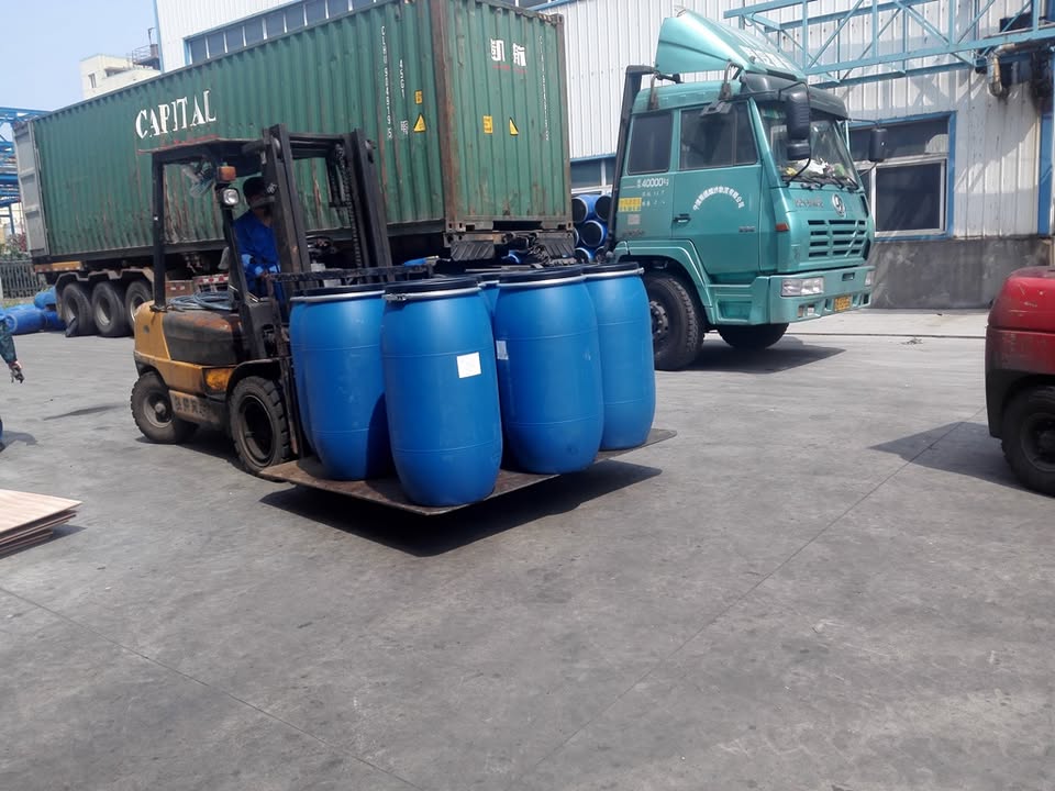 camachem's tweet photo. Loading high quality SLES 70% for export 😊 

Many of our customer prefer 170kg Drums = 19.38Tons / 20ft Container but we can also load in 1000kg IBC = 25 Tons / 20 ft container

#chemical #quality #SLES https://t.co/xtYnTJlhnU