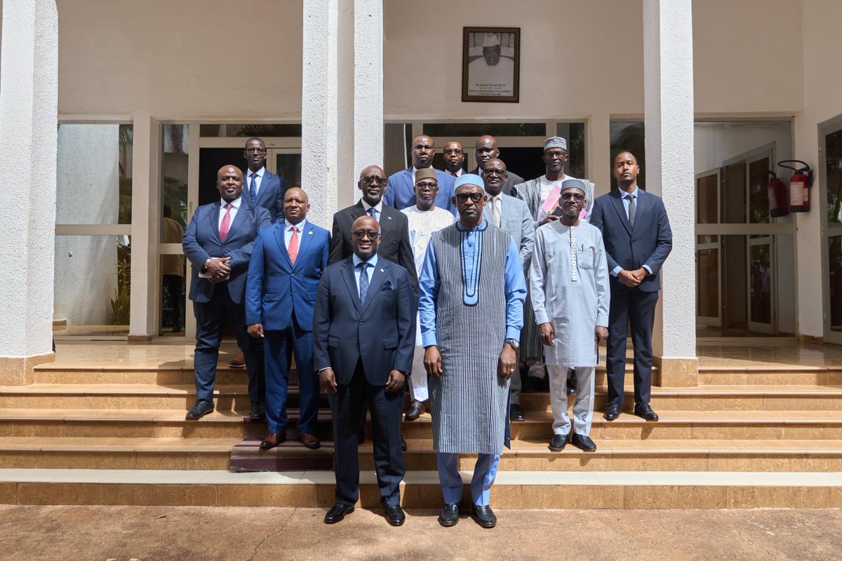 MaliMaeci's tweet photo. Dans le cadre des consultations politiques régulières visant la consolidation des relations d’amitié et de coopération bilatérale, Son Excellence Monsieur Abdoulaye DIOP, Ministre des Affaires étrangères et de la Coopération internationale, a tenu, ce lundi 12 octobre 2026, une rencontre bilatérale avec son homologue rwandais, Son Excellence Monsieur Olivier Jean Patrick NDUHUNGIREHE, suivie d’une séance de travail élargie.

Cette visite d’amitié et de travail au Mali du Chef de la diplomatie rwandaise s’inscrit dans la continuité du suivi opérationnel de la première session de la grande commission mixte de coopération, tenue en mai 2024 à Kigali, conformément à la vision partagée des plus hautes Autorités des deux pays de renforcer l’axe Bamako-Kigali au bénéfice des populations respectives. 

Lors de leur entretien fraternel et fructueux, les deux Ministres ont fait un large tour d’horizon des domaines prioritaires de la coopération bilatérale, tout en mettant l’accent sur la mise en œuvre diligente des accords de coopération multi-sectoriels et la concrétisation des engagements pris entre les deux pays. A cet égard, ils se sont félicités du nouvel élan dynamique de nos relations de coopération, marquées par une vingtaine d’accords signés, et ont souligné la nécessité de renforcer davantage la connectivité entre les deux pays, dans le cadre d’une coopération bilatérale diversifiée, mutuellement bénéfique et orientée vers le pragmatisme, le partage d’expériences et la solidarité. 

Ils ont, en outre, insisté sur la coopération sud-sud dans le cadre du relèvement des défis communs, et marqué leur convergence de vues sur l’intégration africaine, le panafricanisme, la solidarité pour des solutions africaines aux problèmes africains, la contre-productivité de la politique des sanctions et le respect de la souveraineté des États.

Rappelant la similitude entre le Mali et le Rwanda, deux pays résistants et résilients, le Ministre DIOP a salué le modèle d’engagement africain du Rwanda ainsi que ses efforts remarquables de reconstruction, de réconciliation nationale et de développement, témoignant ainsi de la capacité des nations à transcender les tragédies les plus profondes pour bâtir un avenir radieux. Par la même occasion, il a souligné le nouveau paradigme de gouvernance endogène au Mali, orienté vers la recherche d'autonomie stratégique, tout en s’ouvrant aux partenaires respectueux de sa souveraineté, de ses choix stratégiques et de ses intérêts vitaux.

S'agissant des dynamiques géopolitiques sous-régionales, le Ministre rwandais a salué le combat de souveraineté, de dignité et d’intégration africaine de la Confédération AES ainsi que ses efforts dans la lutte contre le terrorisme.

Les deux Ministres ont conclu en réaffirmant la solidarité et le soutien mutuel entre les deux pays dans les instances internationales, avant d’envisager la tenue au Mali de la deuxième session de la grande Commission mixte de coopération en 2027, qui sera couplée à un forum d’affaires en vue d’inscrire le développement économique au cœur de l’agenda diplomatique des deux pays.

Bureau de l'Information et de la Presse/ MAECI.