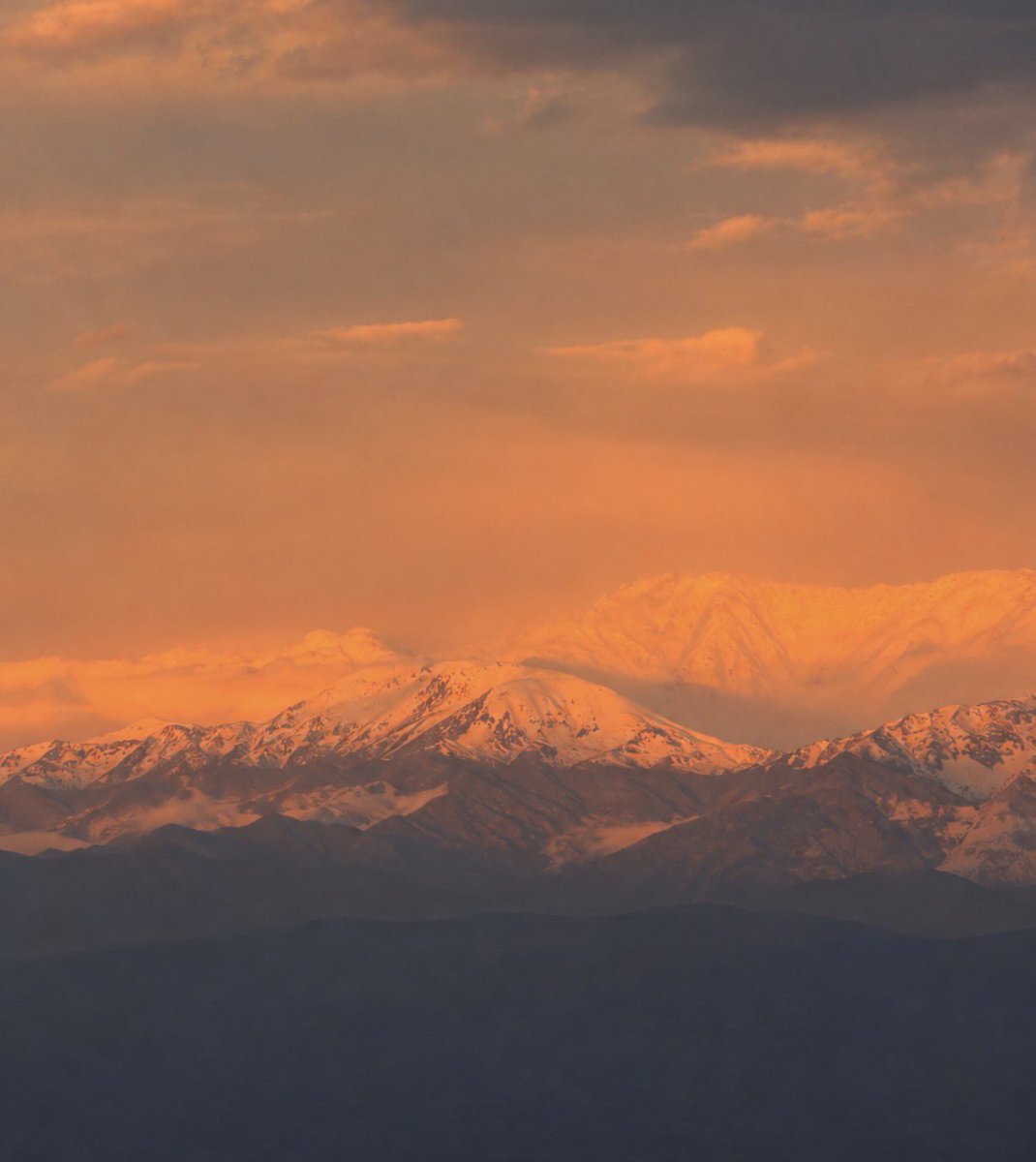 agustdilemma's tweet photo. saqué esta foto recién, o sea que los chicos fueron recibidos con los preciosos atardeceres de chile :( https://t.co/GpPZbhXyIW