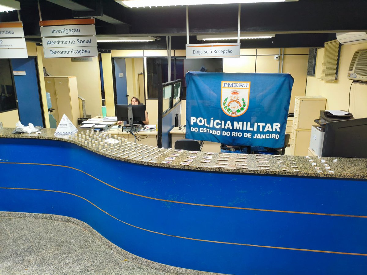 PMERJ's tweet photo. 🛑 APREENSÃO DE DROGAS APÓS AÇÃO DE INTELIGÊNCIA EM CACHOEIRAS DE MACACU
Policiais do #11BPM apreenderam farta quantidade de entorpecentes no bairro Maraporã. Todo o material foi encontrado no interior de um veículo abandonado por um suspeito em fuga e encaminhado à 159ª DP. https://t.co/AKhVxkbUdC