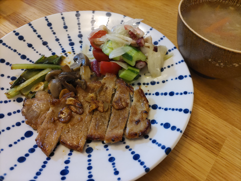 magritte_OT's tweet photo. 昨晩の夕食、レシピ本参考にスペイン料理風に。きのこのアヒージョ、タコのサルコピン、豚ロース肉のソテー、アホスープ。
ニンニクまみれで体力回復を図る。 https://t.co/cECVmFRwa8