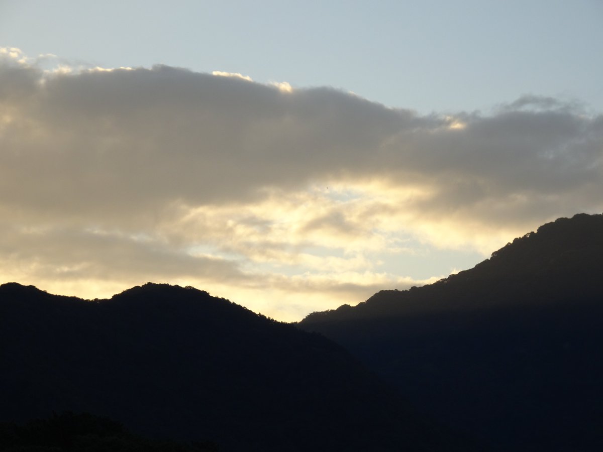 Hatch_Rin's tweet photo. 海散歩その1～　静岡県沼津市の海岸から（6:00AM撮影）
今日も、秋晴れのいいお天気になりそうです。
朝のウォーキングは、気持ちいいです。 https://t.co/VahEtxDOSr