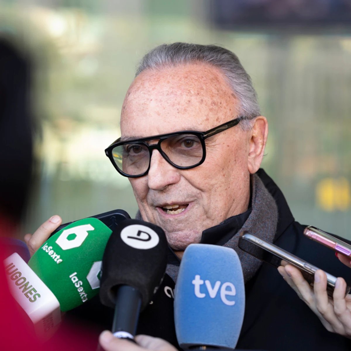 TouchlineX's tweet photo. 🚨🗣️ Joan Gaspart (former Barcelona president) on Lionel Messi: 

"There's one thing that must not be forgotten: that Barcelona is above Messi. And he'd better watch out... Who does he think he is?"

"I bet he won't even come to Barça to say goodbye to the fans. No matter who the president is, he should come say goodbye to Barça"

"Let Leo Messi come say goodbye, and Laporta doesn't have to be the president for that. But if he comes on the day Laporta is no longer the President, I wouldn't go to that tribute…"