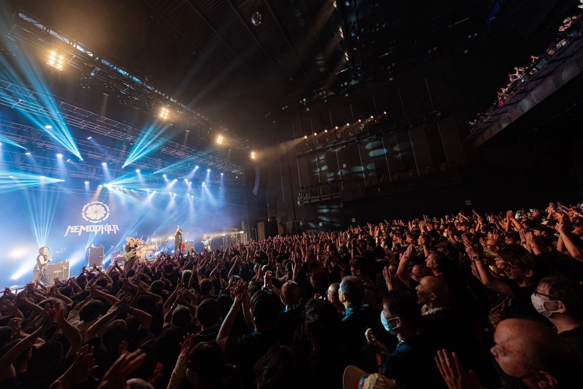 mochimochimuuch's tweet photo. 「天壌無窮極音道中」
📍EX THEATER ROPPONGI

NEK!、TRiDENT、East Of Edenのみなさまがカッコよく可愛く強く美しくて！！！
ご出演&素晴らしいLIVEを本当にありがとうございました❤️‍🔥❤️‍🔥

そして、7年間、NEMOPHILAの葉月を応援してくれて本当にありがとうございました。

最後のMCは、私もたむさんのIKKOさんを借りればよかったと思うくらい、ぐでんぐでんになってしまいましたが……😅🙏
それだけ言葉にするのが難しいほど、振り返ればたくさんの思いが詰まった7年間でした。

道は違えど、同じ音楽を続けている限り、きっとどこかで繋がっていると思います。
お互いにそれぞれの場所で頑張っていこうね！

みんなのこれからの人生にも、たくさんの幸せと素敵な未来が待っていますように。