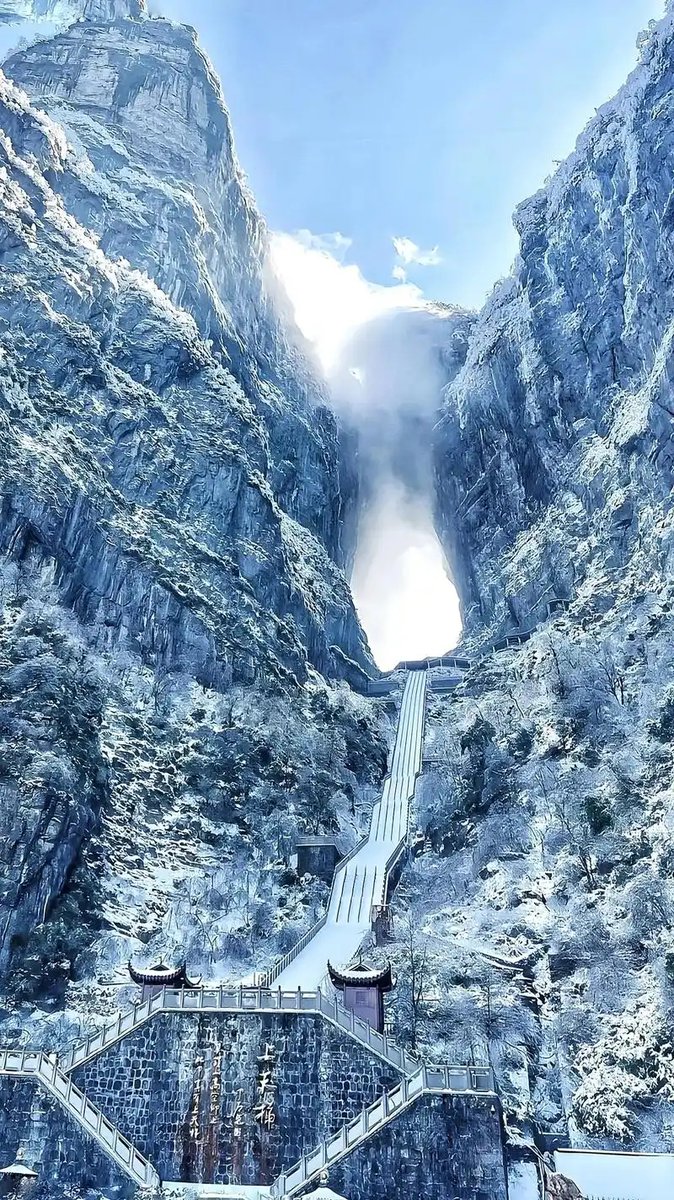 AccounthFq's tweet photo. [今日早起看到的山の頂は、嘎峭な岩肌が朝日に輝いていた。季節外れの雪が残る欠片も、神秘的で思わずカメラを向けた] https://t.co/ykXi3kroEM