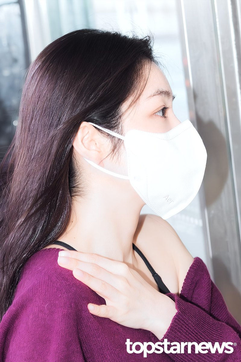 TSN_PHOTO's tweet photo. [HD포토] 레드벨벳 아이린, ‘꽃향기가 났어요’ (김포공항 출국) #아이린 #IRENE #레드벨벳 #RedVelvet #김포공항 #출국 #입국 #프리뷰 https://t.co/JKGuOVvM13 <- Original Photo https://t.co/I42TqY4ocG