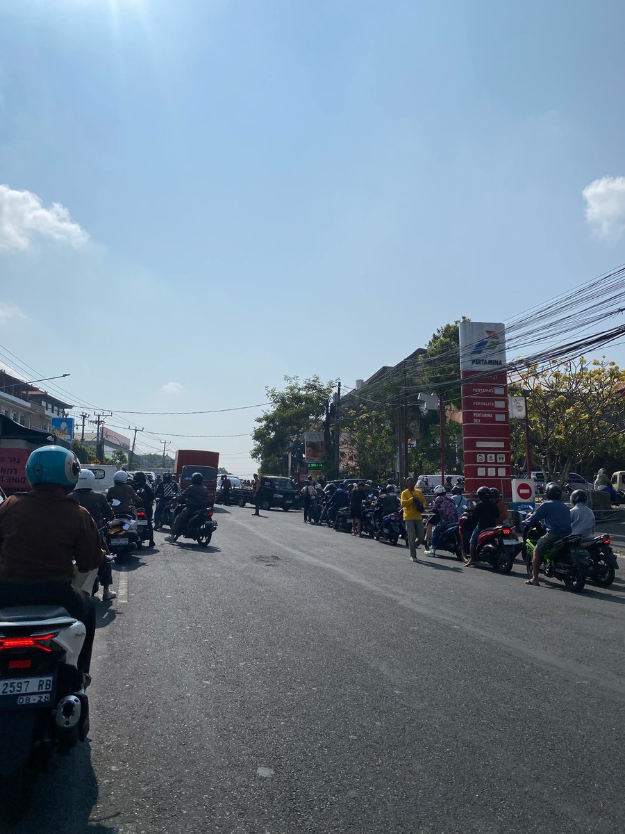 keluhkesahkonoh's tweet photo. GAK KUAT ANTRI BENSIN 😭 Ini di Gatot Subroto Barat pagi ini, sampai telat masuk kantor!

GILAAAA, KACAU BANGET 😭😭 Bahkan bule sampai ngasih tips $100 buat ngisi bensin. https://t.co/pH5Y4aWJji
