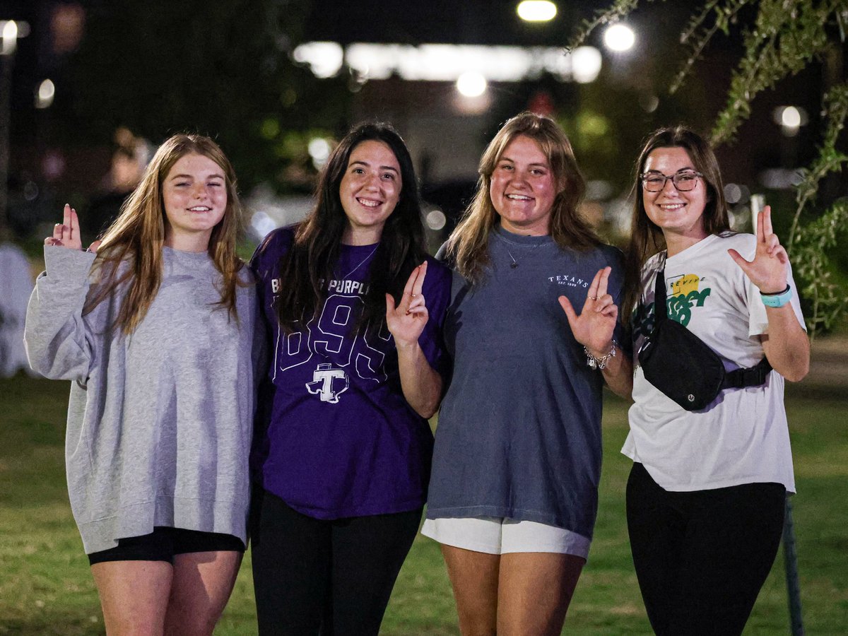TarletonSports's tweet photo. Early arrivers for the main event! 🏀😎 https://t.co/QjChRcDWxu