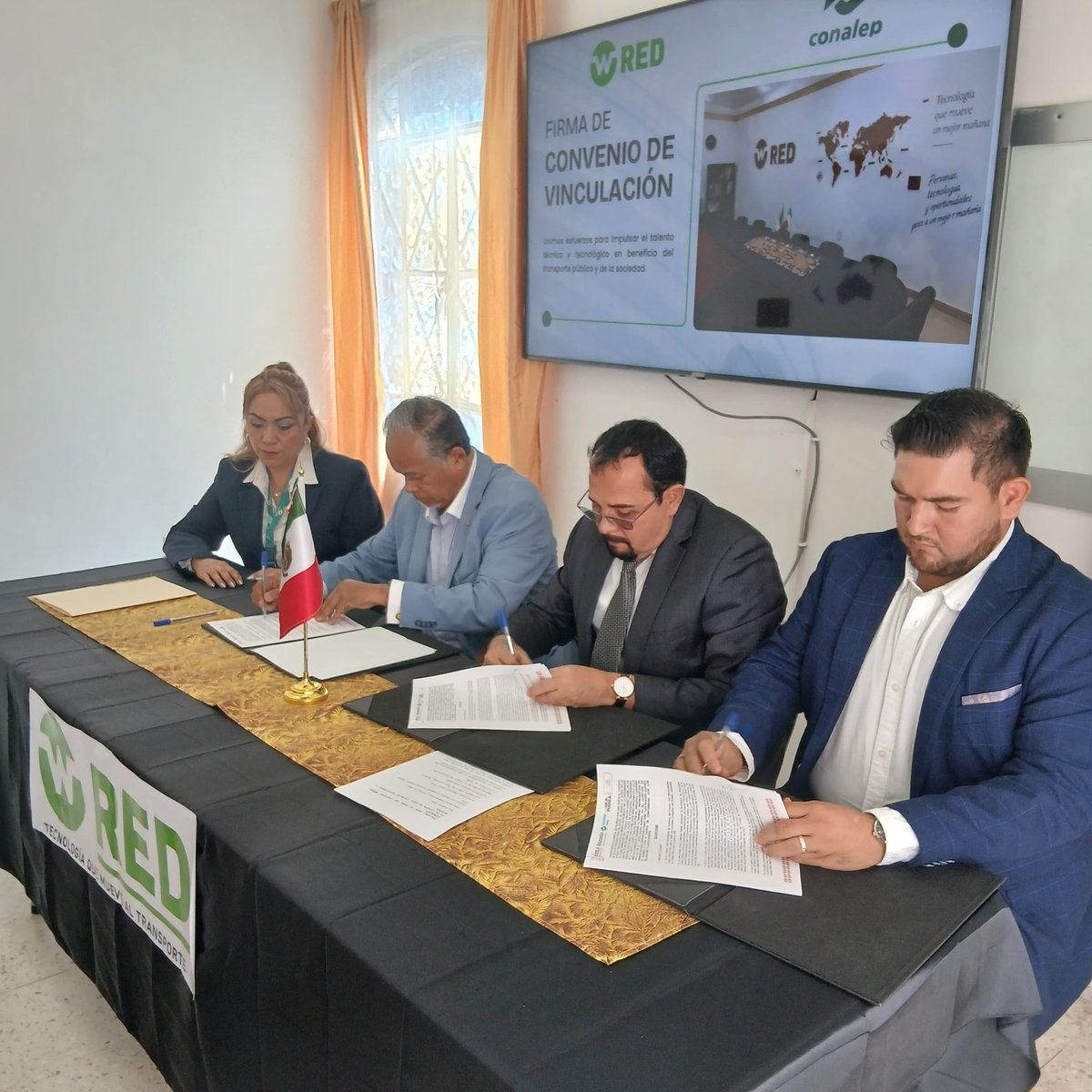 semanario7_dias's tweet photo. #Entérate 

Hoy #ConalepPuebla firmó con la empresa #WRed Informática un convenio de colaboración, sus estudiantes apoyarán en el área logística del transporte público. https://t.co/1fVylNAOSU