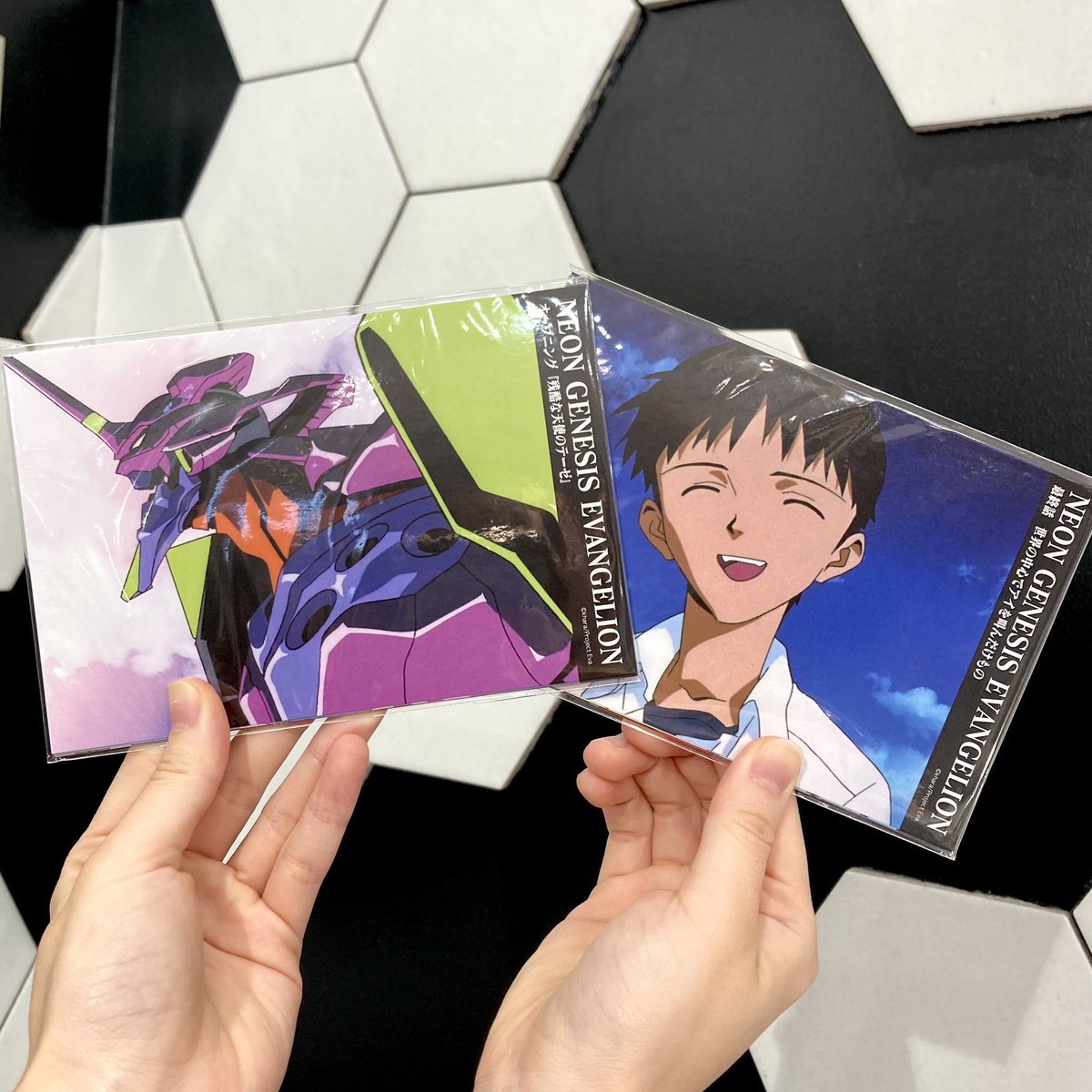 eva_store's tweet photo. 【TOKYO-01(池袋)】《PICK UP》
「新世紀エヴァンゲリオン ポストカードセット A/B」各種をご紹介❗️

『新世紀エヴァンゲリオン』の名場面を集めたポストカードセット✨
記憶に残る印象的なカットや、作画の美しさが際立つシーンをピックアップ。
A/B各6枚セットで、お土産にもおすすめですよ🎶

オンラインストアはこちら⏬
https://t.co/YQ2KmYMMeC

#エヴァストア